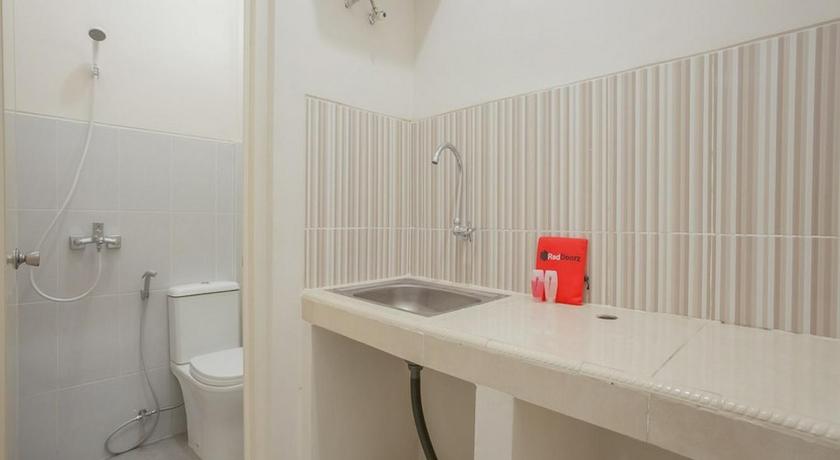 RedDoorz near Ciputra Golf Surabaya 50/50