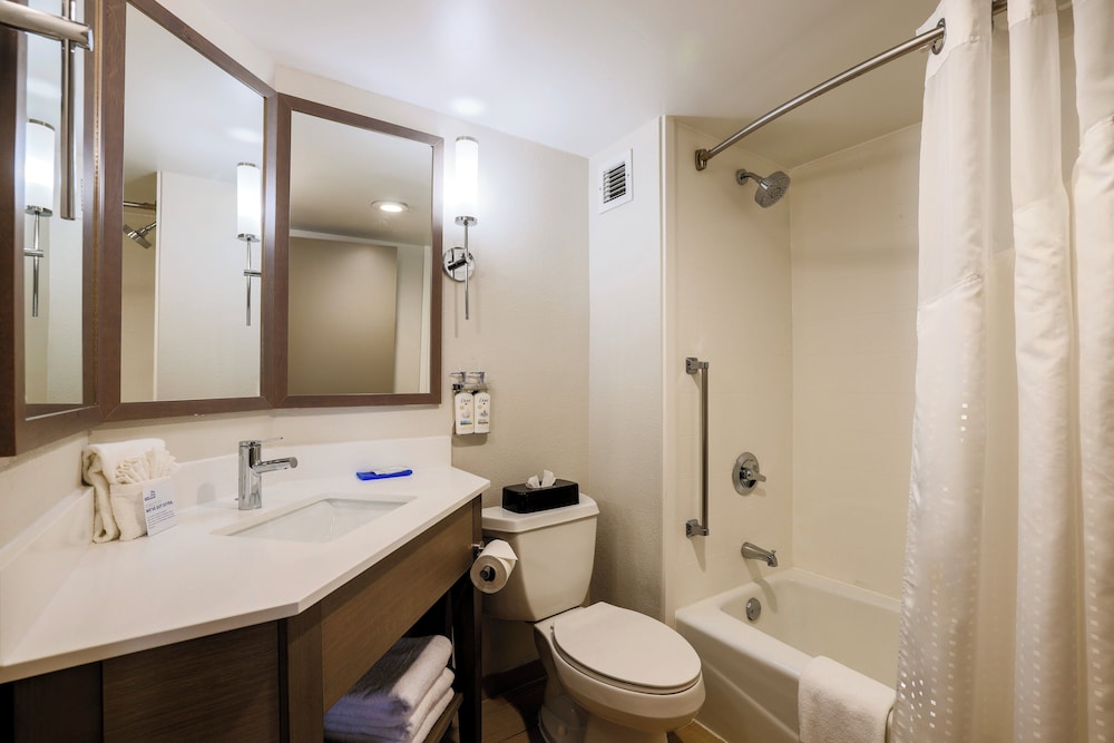 Holiday Inn Express Burlington 76/79