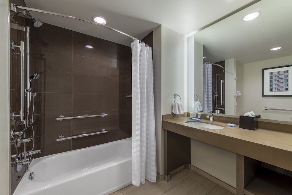 غرفة بسرير كينج بغرفة نوم واحدة مع أريكة في طابق مرتفع، Hyatt House Denver Downtown 2/3