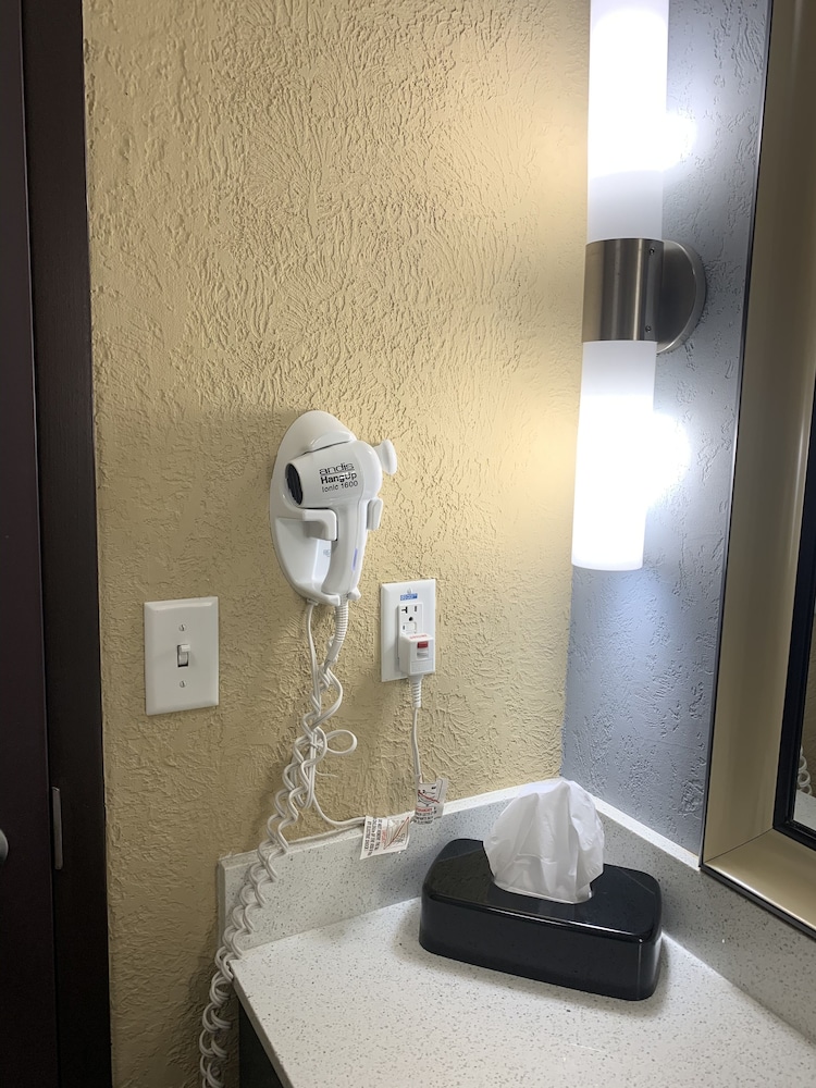 Holiday Inn Express Hotel Suites Kansas City Airport 25/72