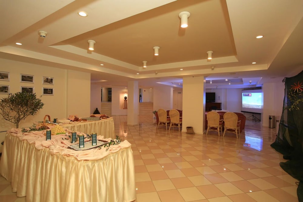 Anissa Beach and Village Hotel 15/80