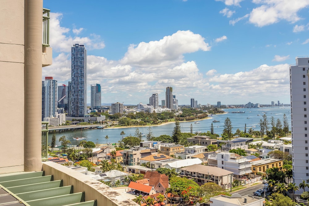 The Meriton On Main Beach 46/50