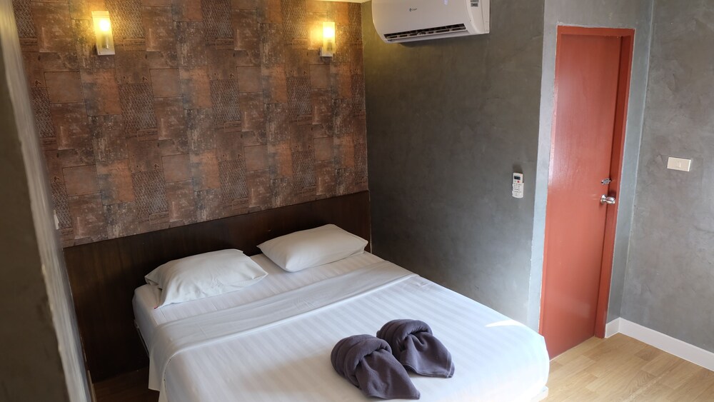 18 Coins Budget Hotel 36/67