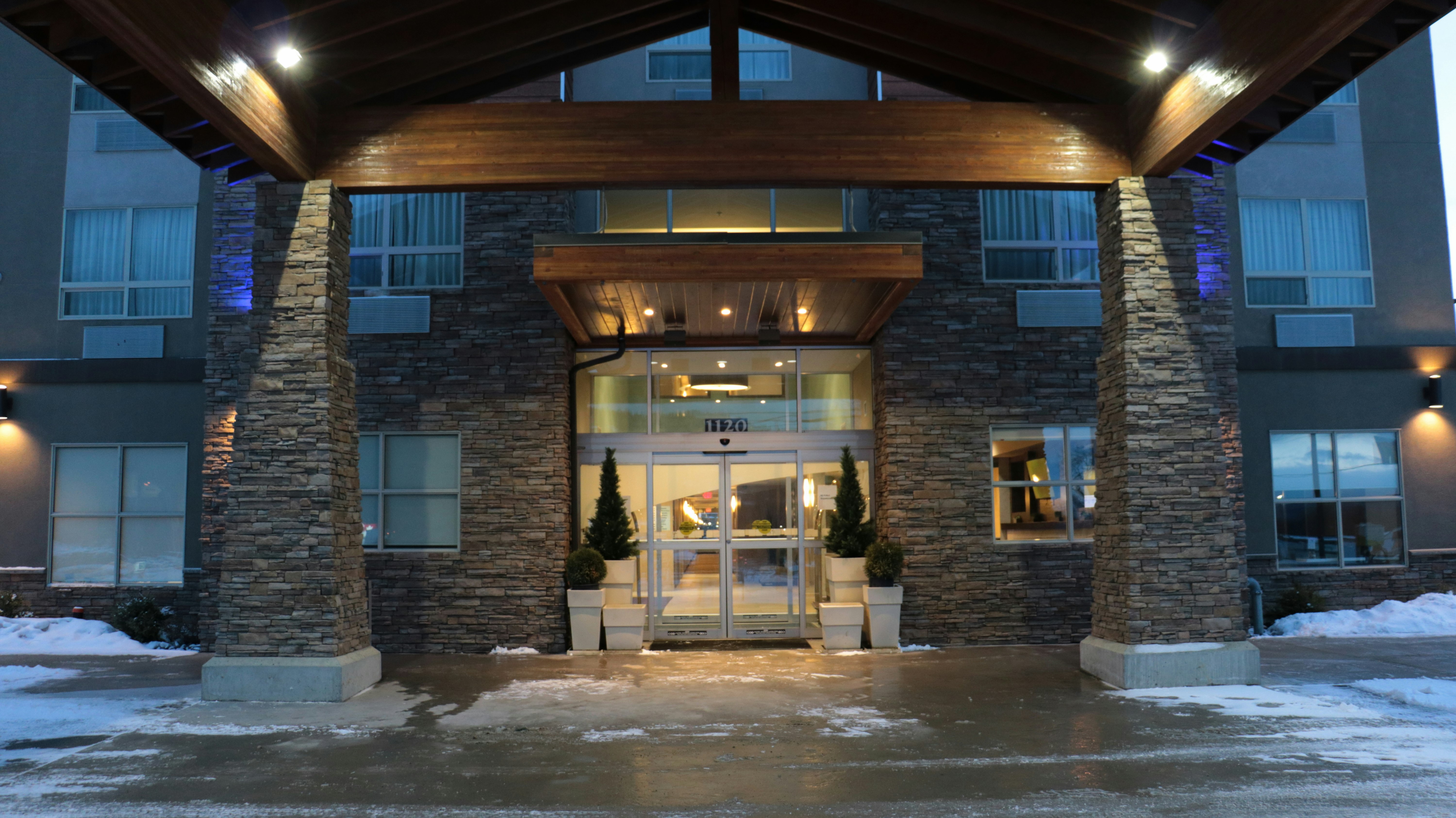 HOLIDAY INN EXPRESS GOLDEN KICKING HORSE 8/75