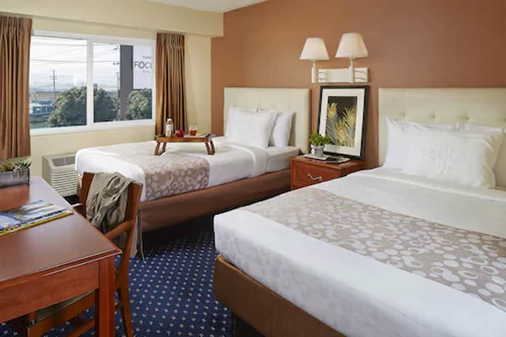 Pacific, 2 Double Beds