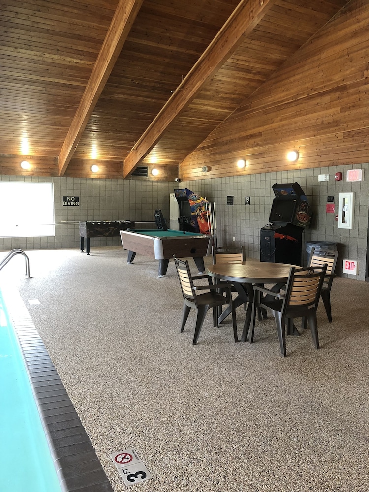 Boarders Inn & Suites by Cobblestone Hotels - Fayette 44/50