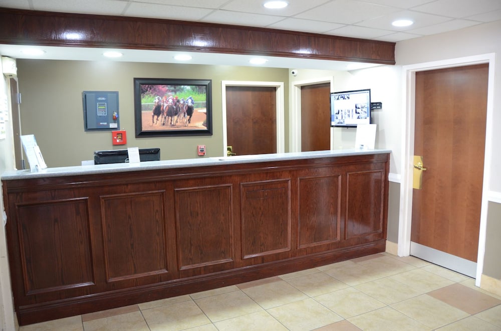 Super 8 by Wyndham Louisville/Expo Center 7/32