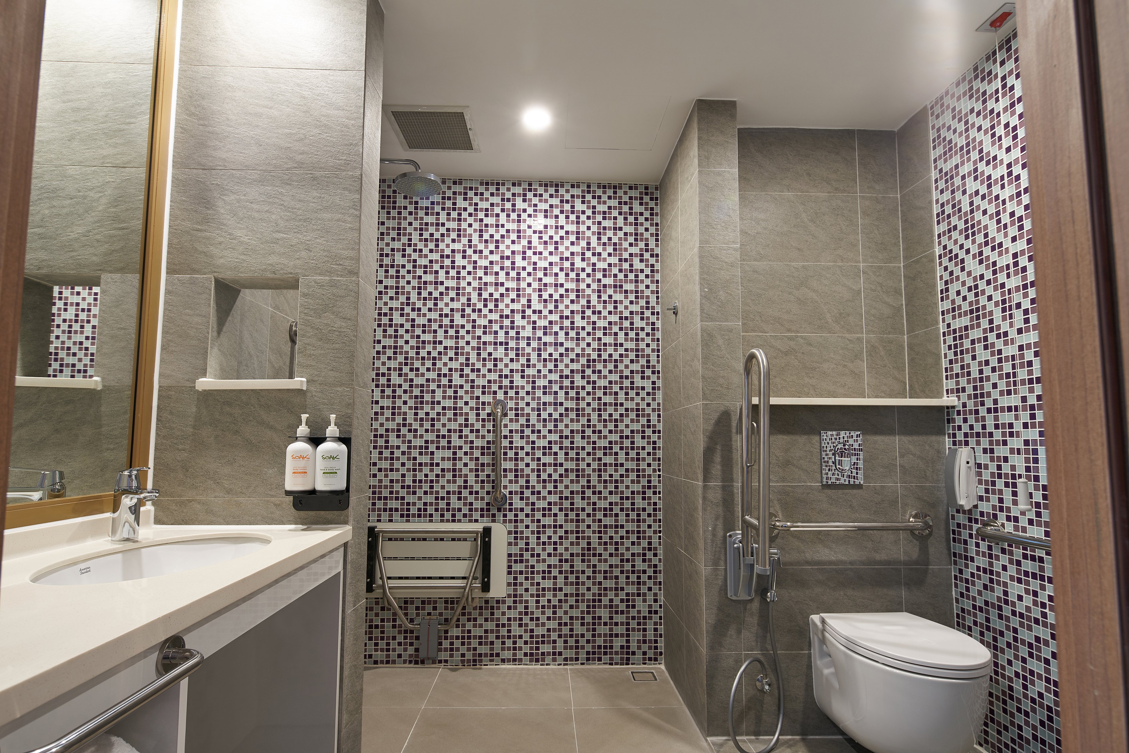 Holiday Inn & Suites Saigon Airport 48/50