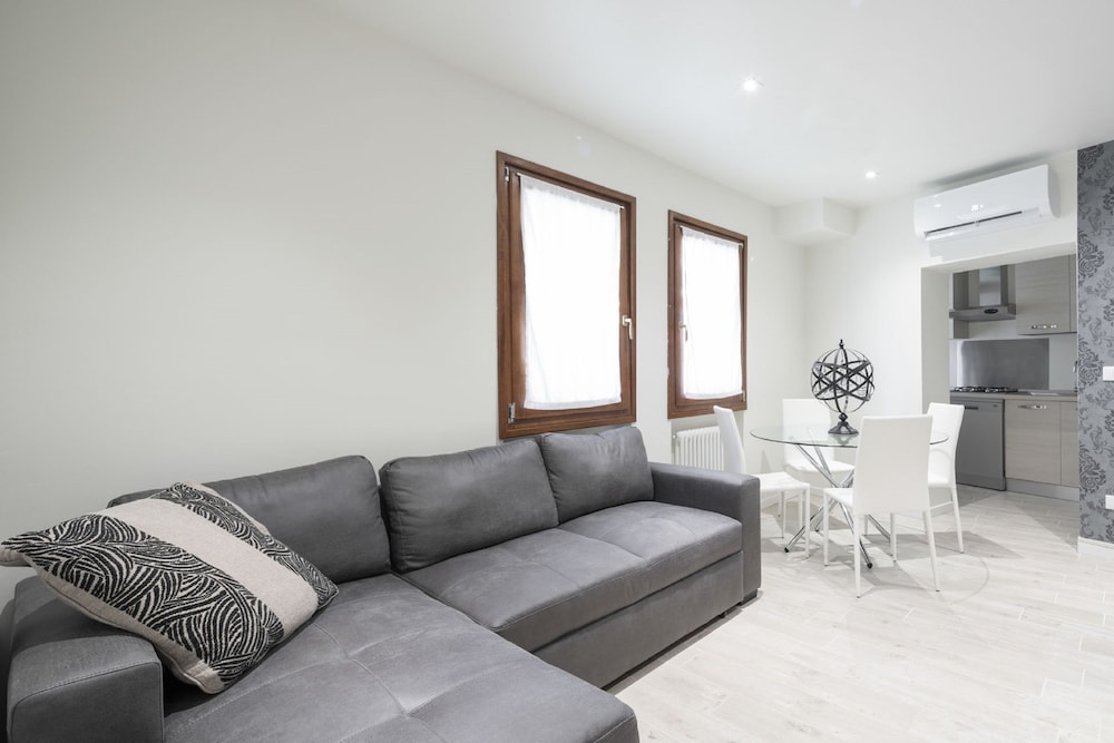 Apartments in San Marco with Canal View 15/37