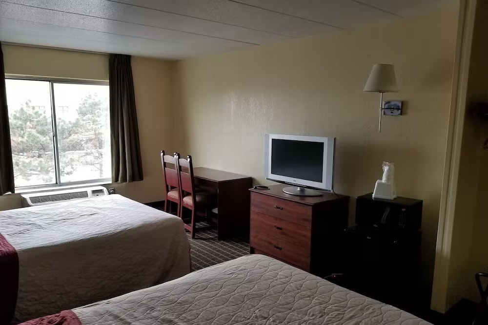 OYO Travelodge by Wyndham Lansing IL 15/26