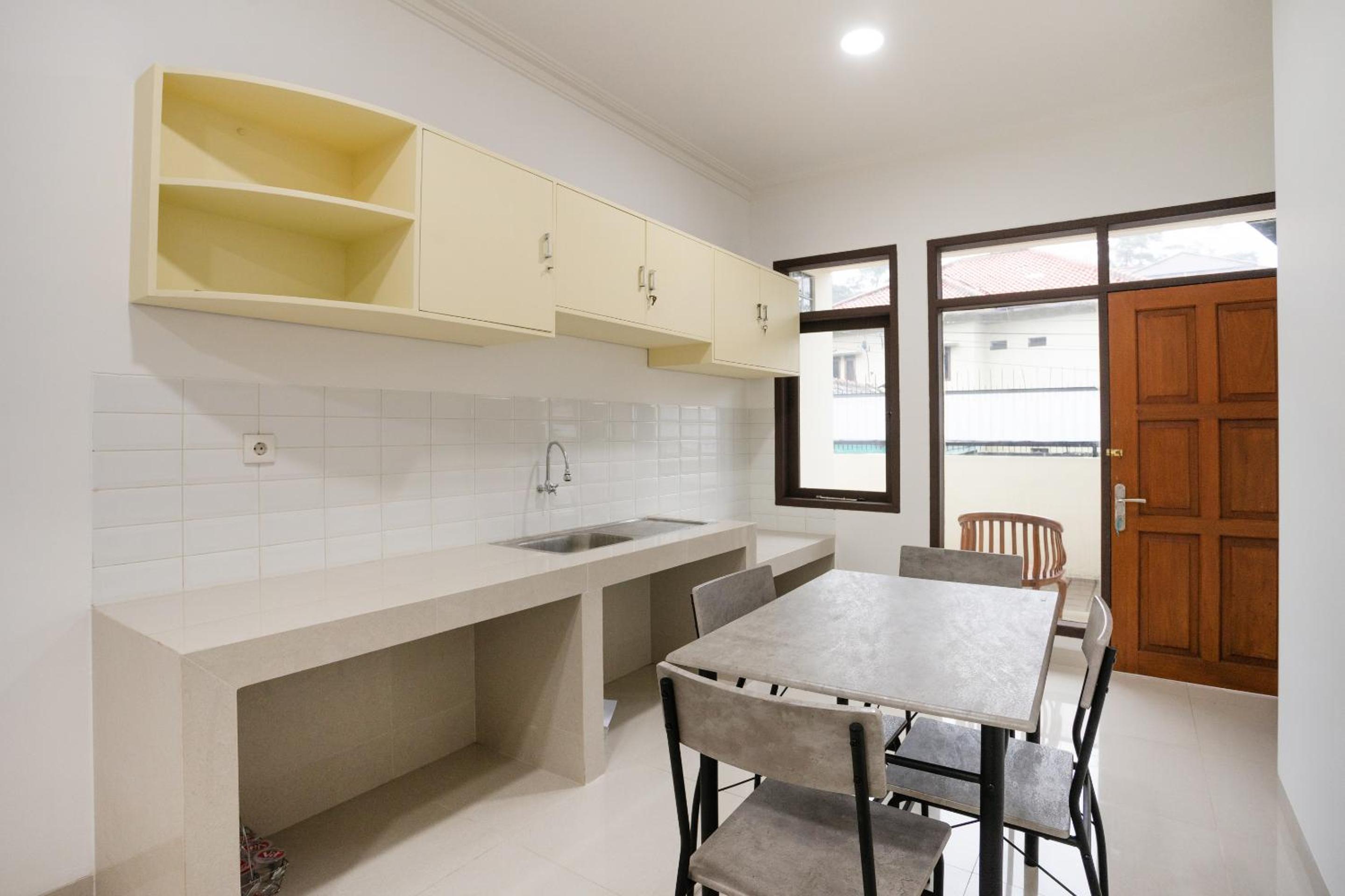 Hotel O Hegarbudhi Residence 40/49