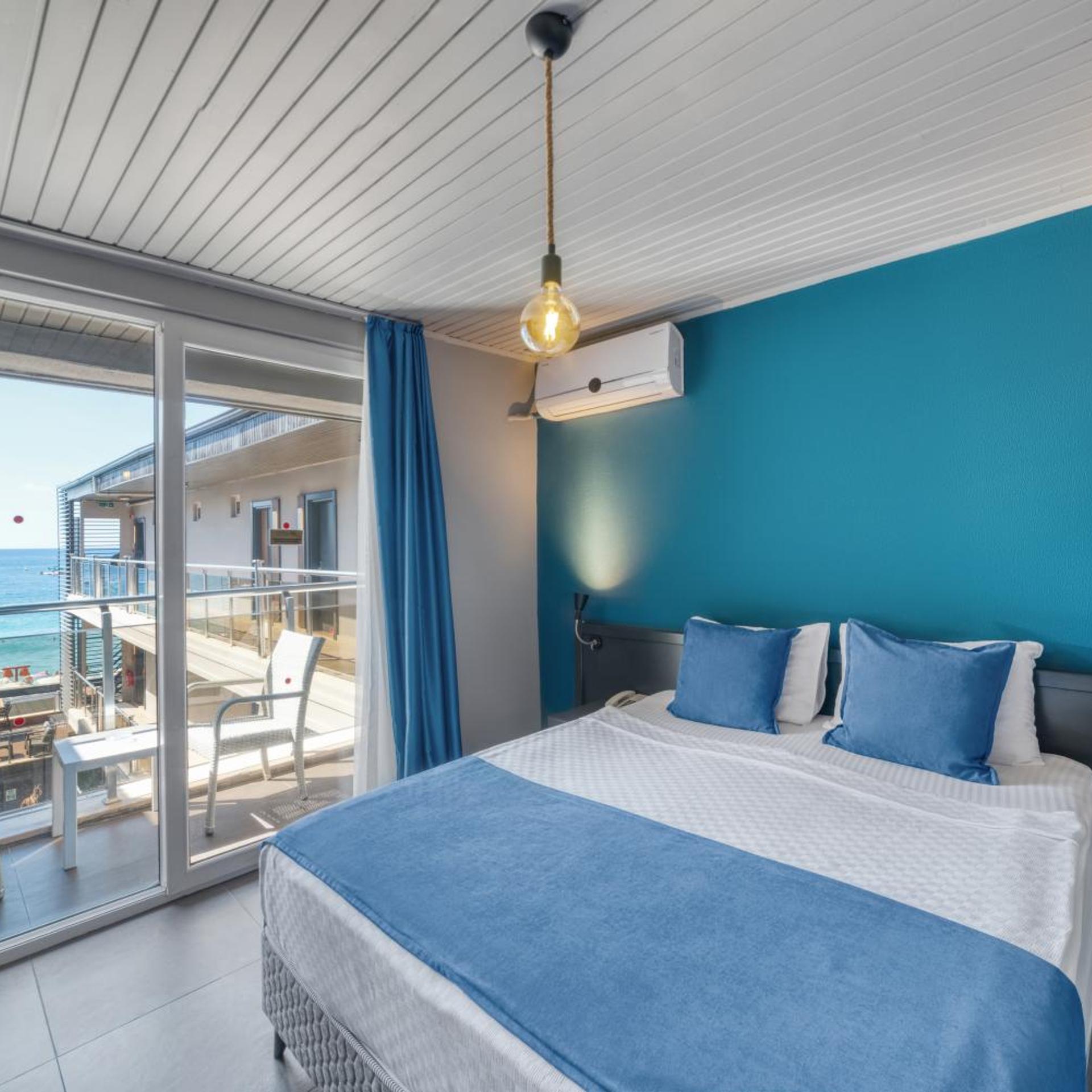 Room, Double or Twin Bed, Lateral Side Sea View