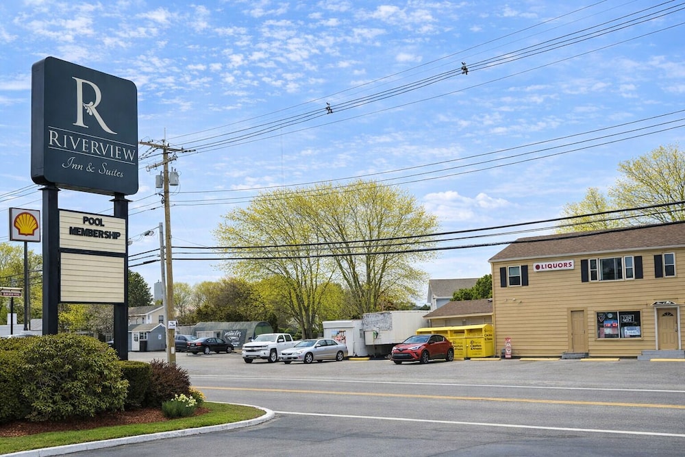 Riverview Inn & Suites 62/69