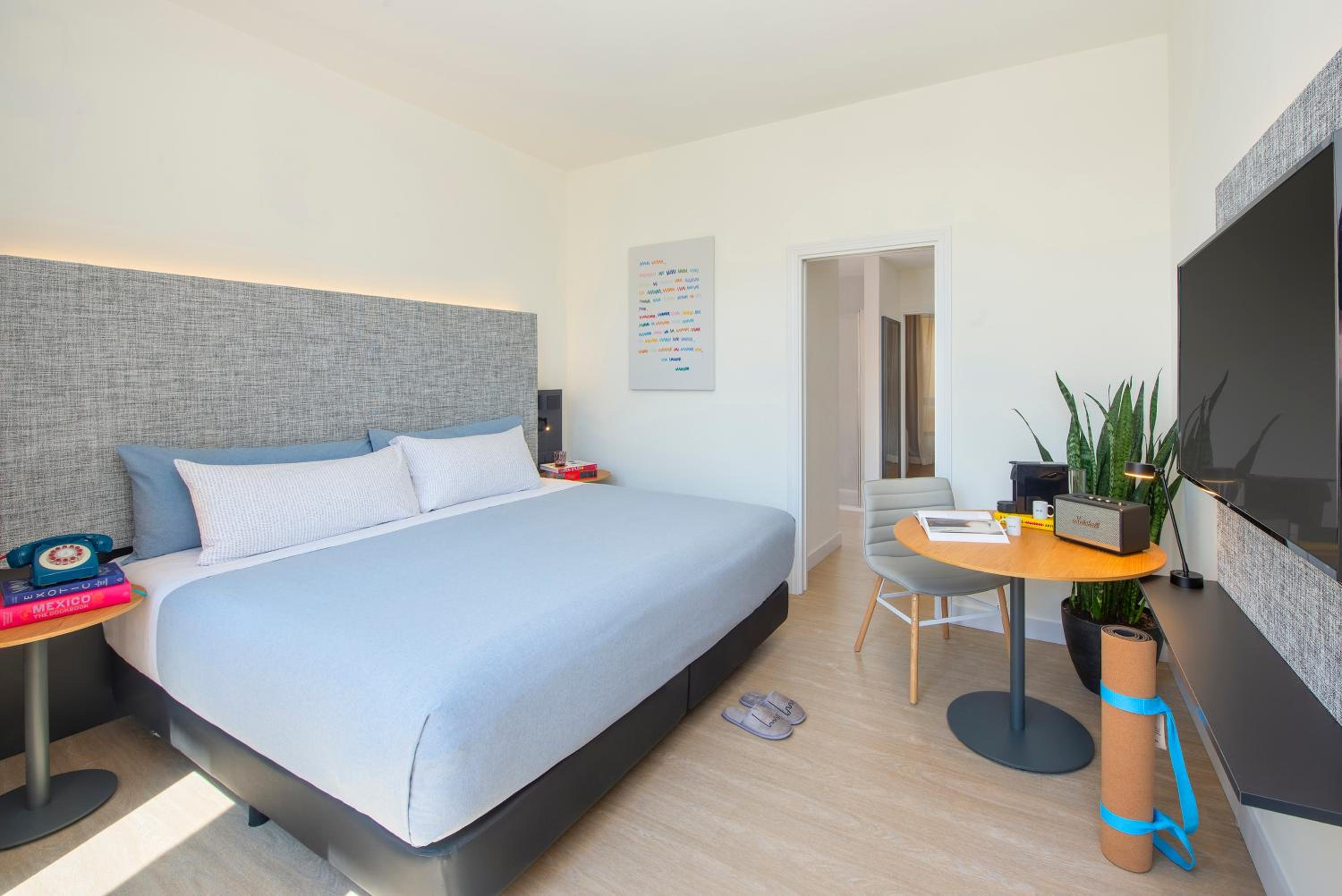 Town House, King Bed