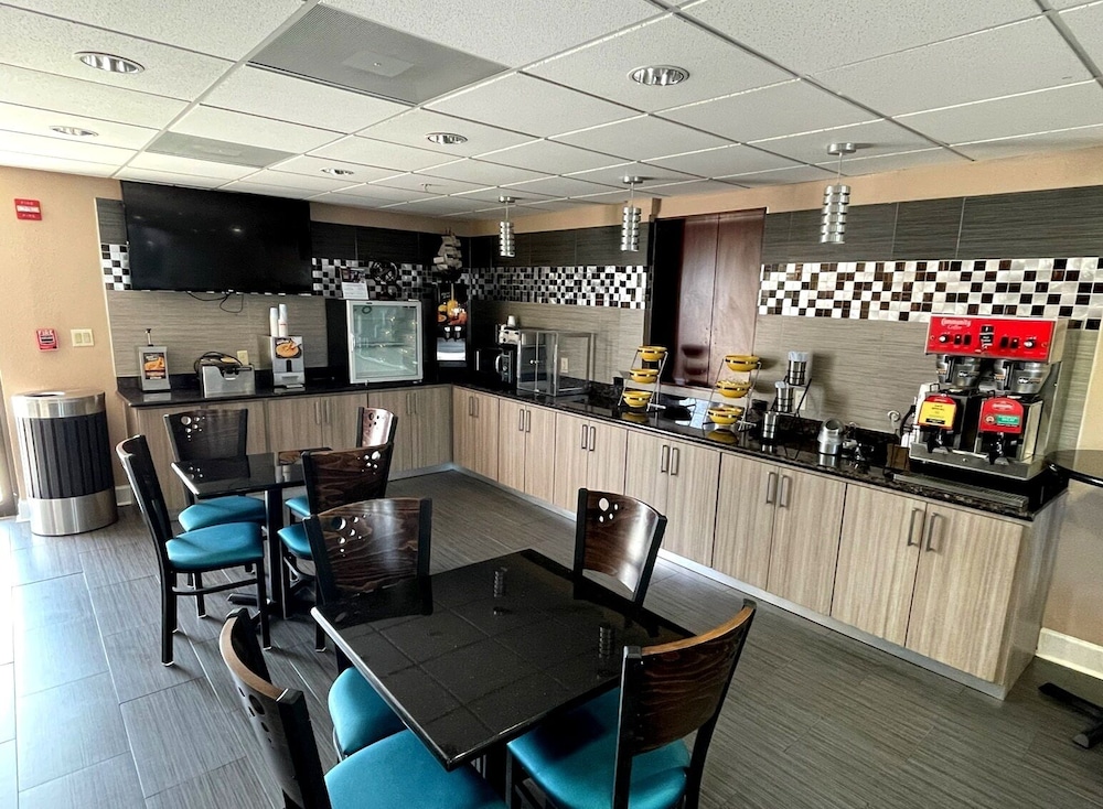 Days Inn & Suites by Wyndham Sam Houston Tollway 34/50