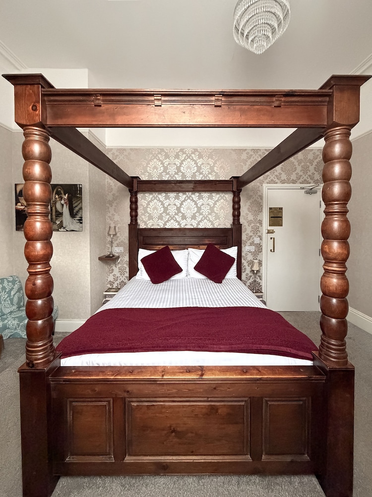 Four Poster, King Bed، Raincliffe Hotel 3/6