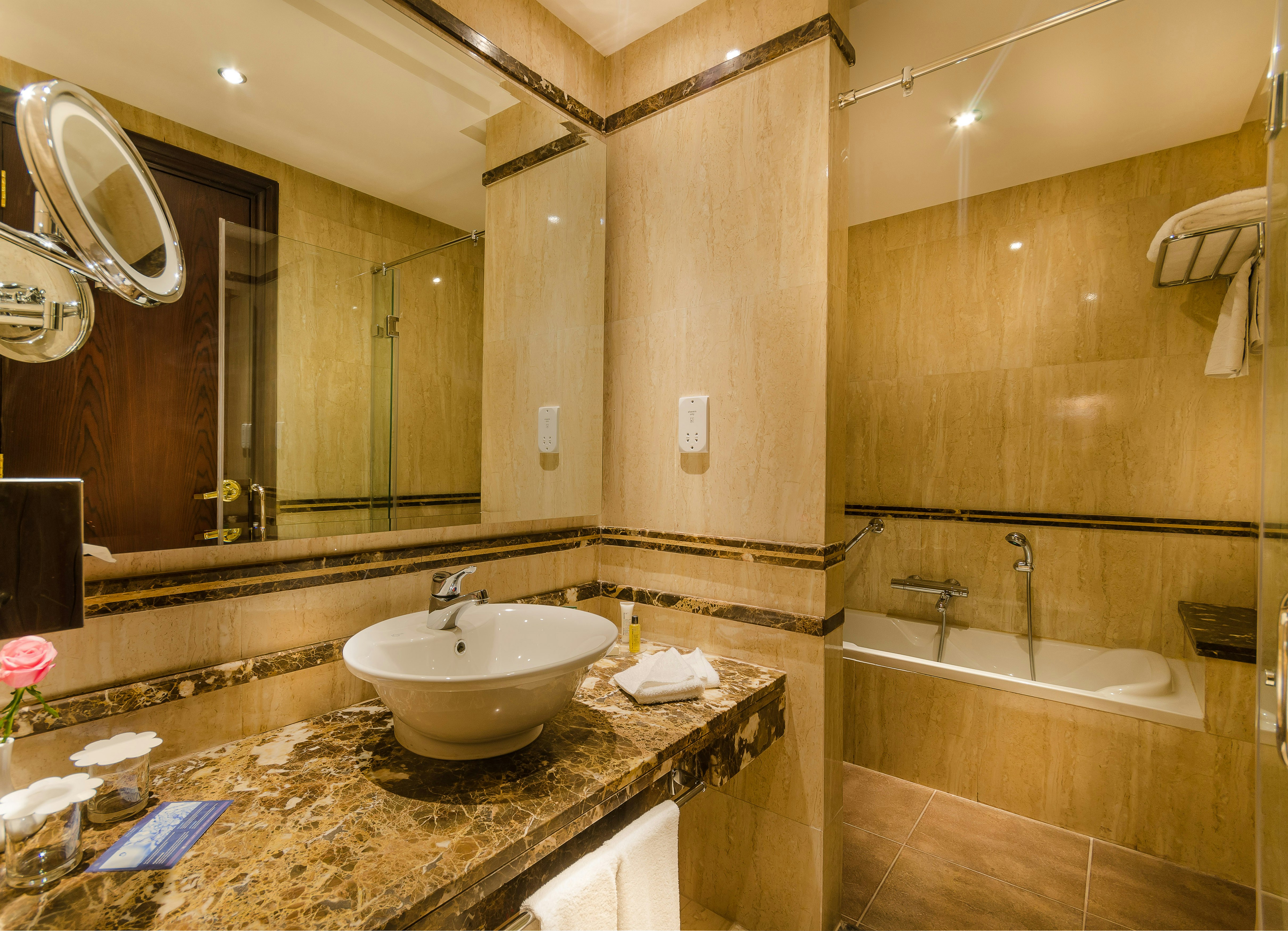 JUNIOR SUITE, QUEEN BED