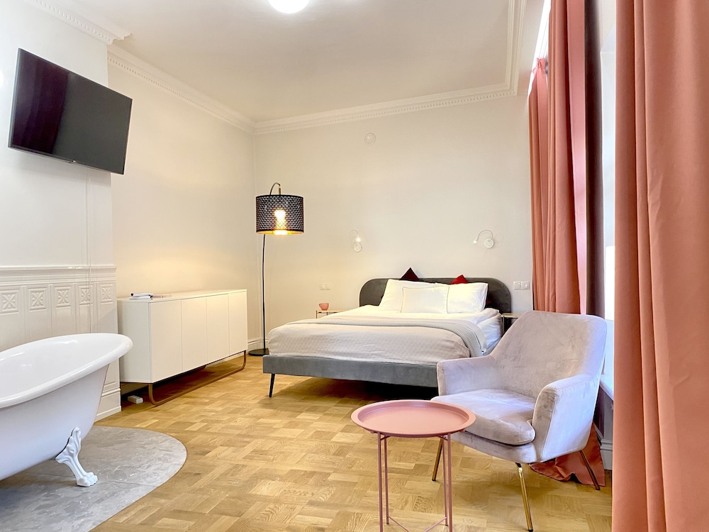 Luxury Mint Apartments Main Square 16/50
