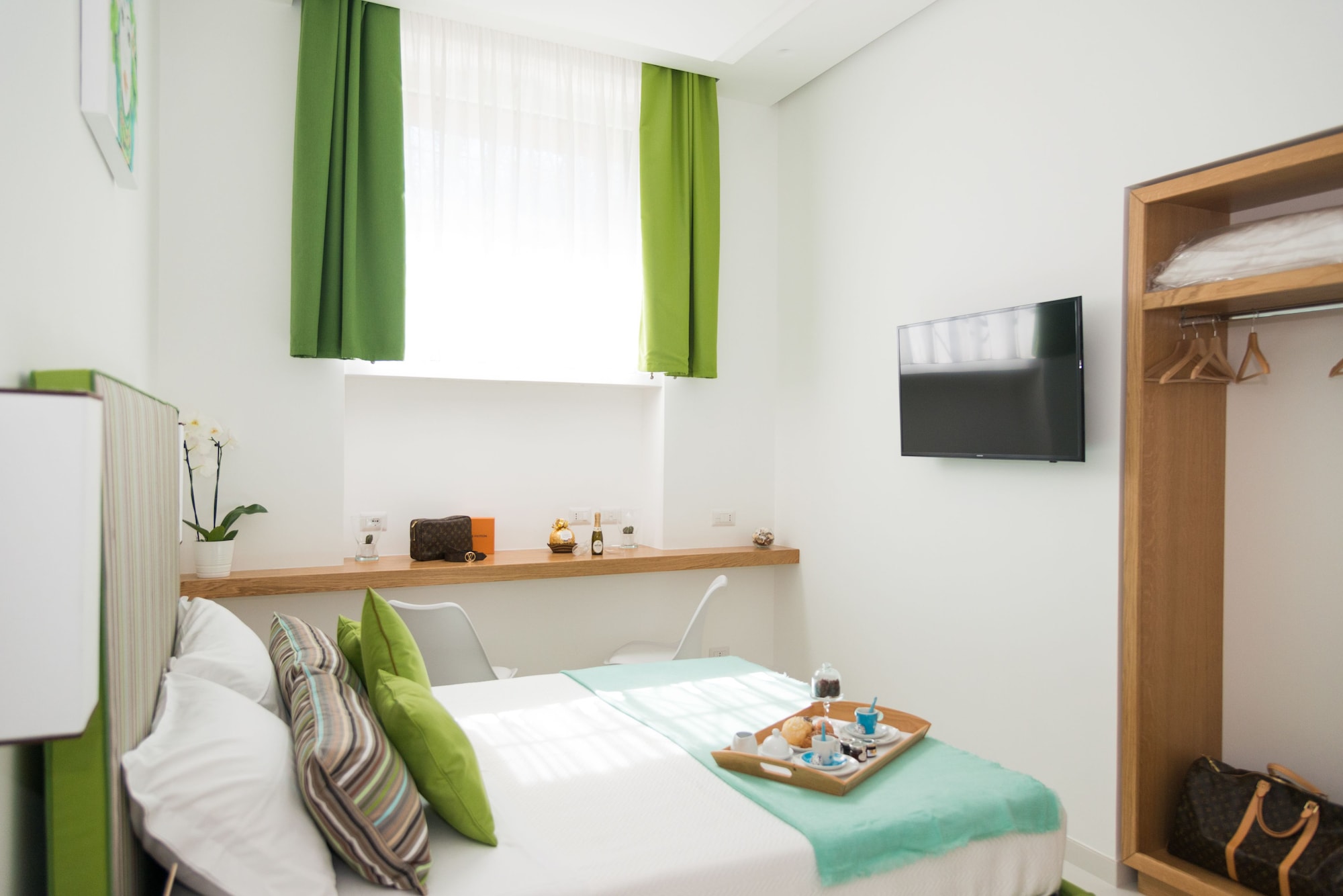 DELUXE, DOUBLE BED