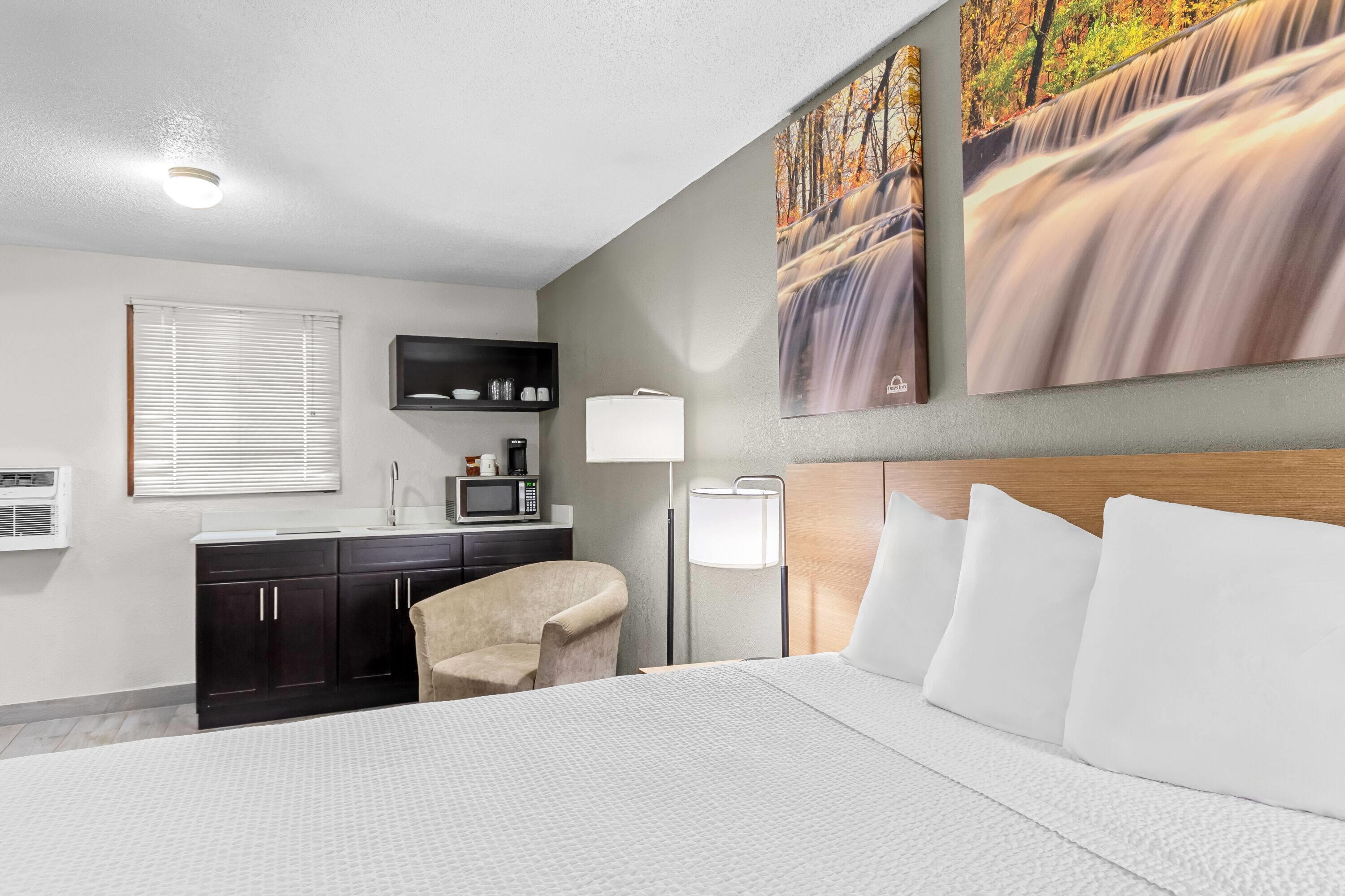 Efficiency, Queen Bed