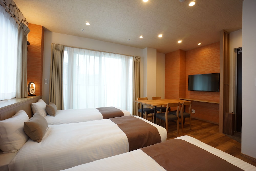 ROOM, QUADRUPLE