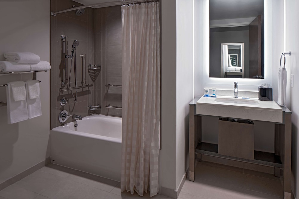 Hyatt House Indianapolis Downtown 12/70