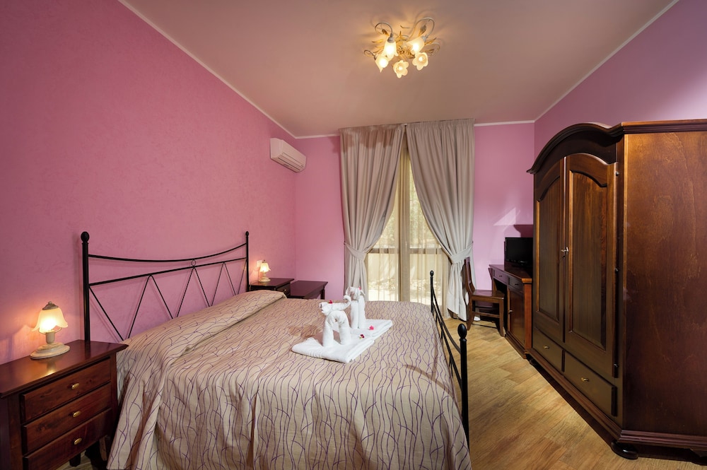 ROOM, DOUBLE BED