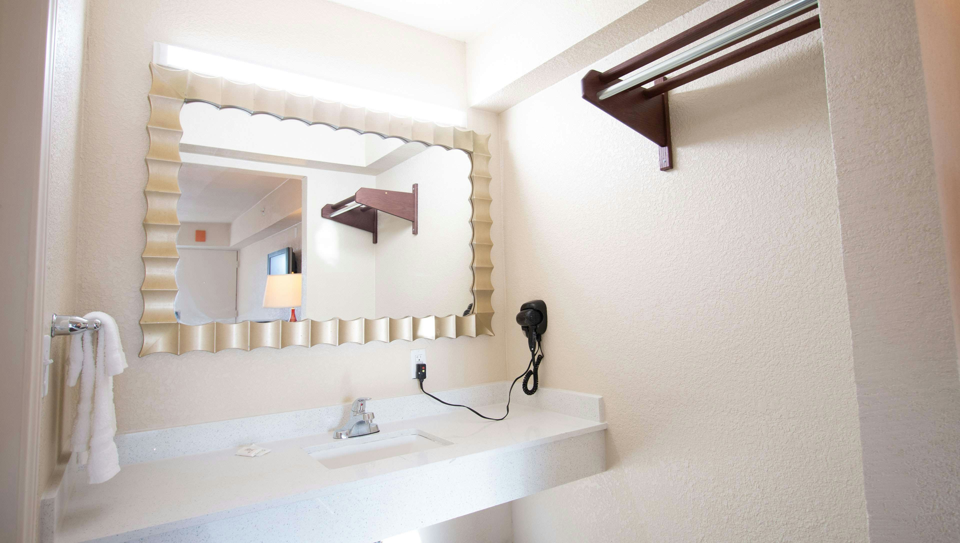 Magnuson Extended Stay and Suites Airport hotel 14/14