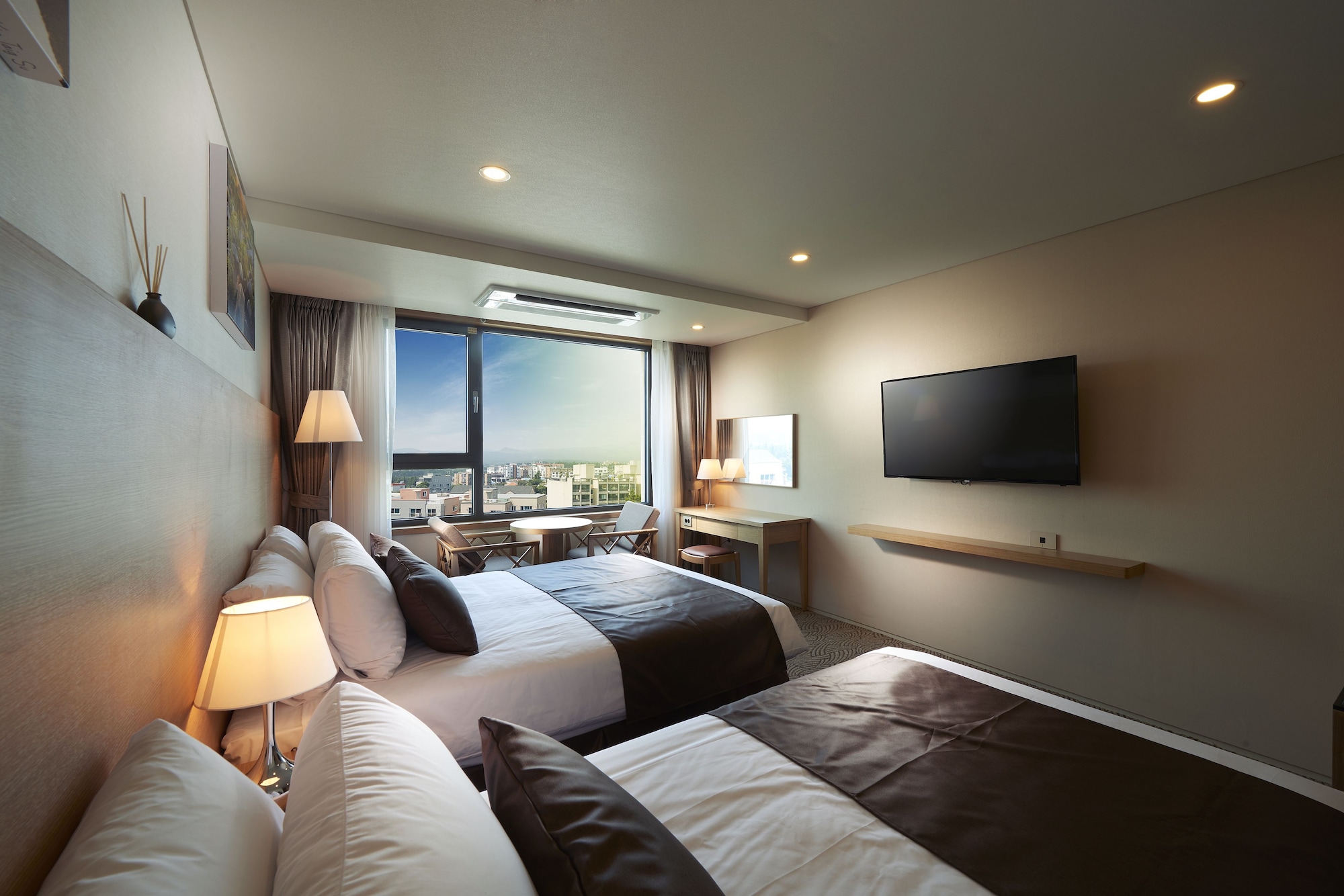 DELUXE, FAMILY, TWIN BEDS