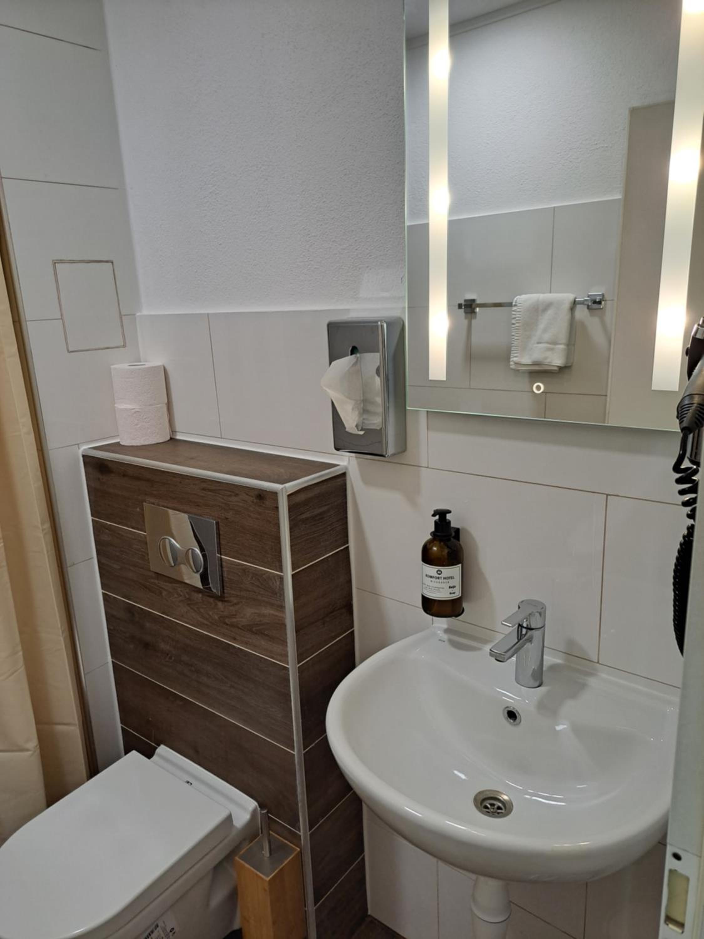 غرفة بسرير مزدوج أو سريرين منفصلين، Comfort Hotel Wiesbaden Ost 7/10