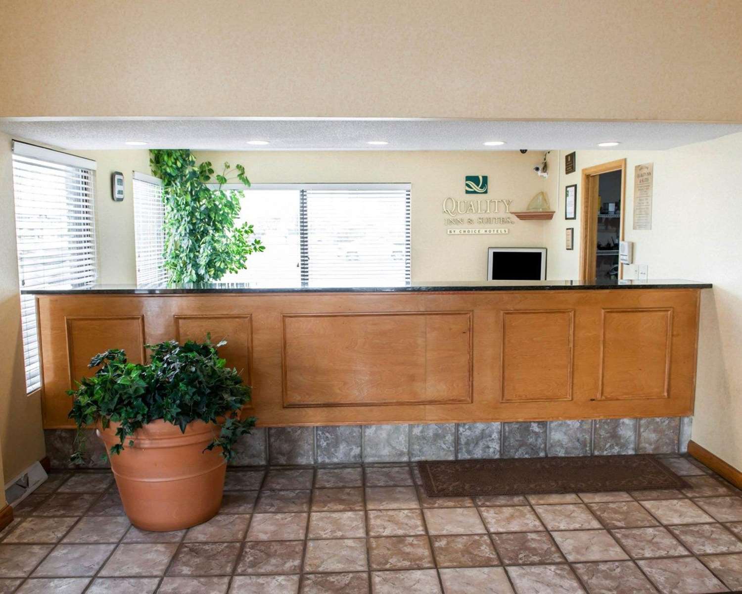 Lafayette Inn & Suites 10/48