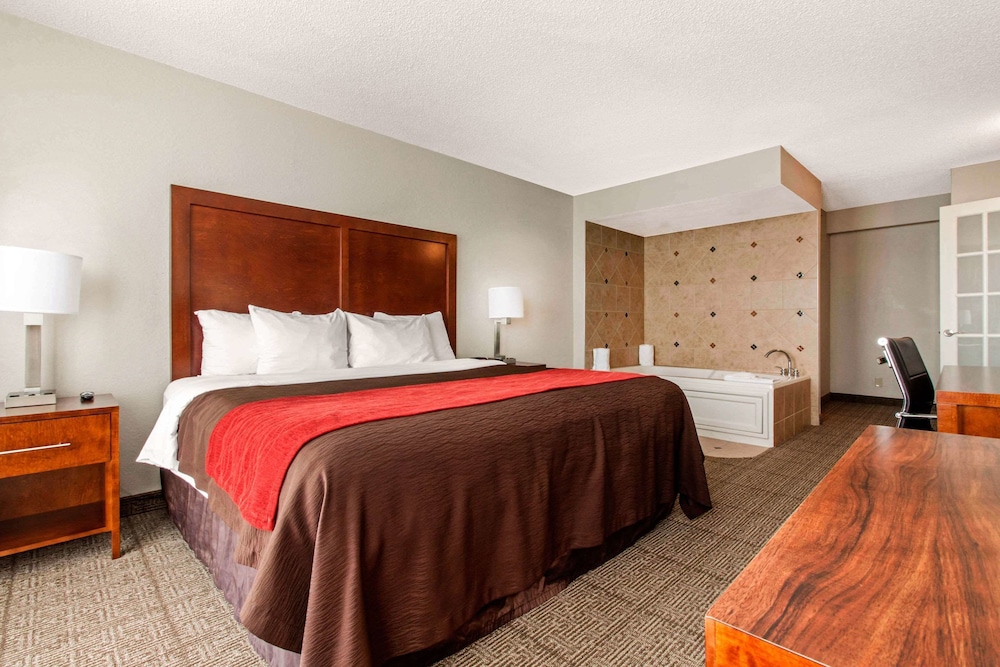 Comfort Inn and Suites Omaha Central 16/42