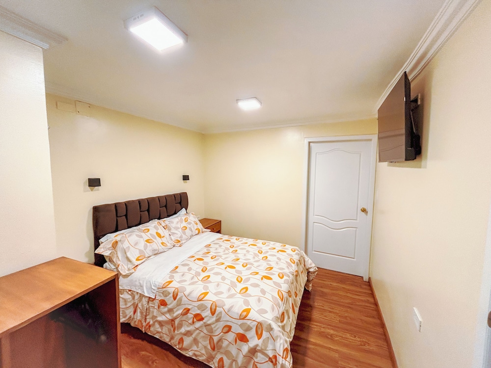 TRADITIONAL, SINGLE, PRIVATE BATHROOM