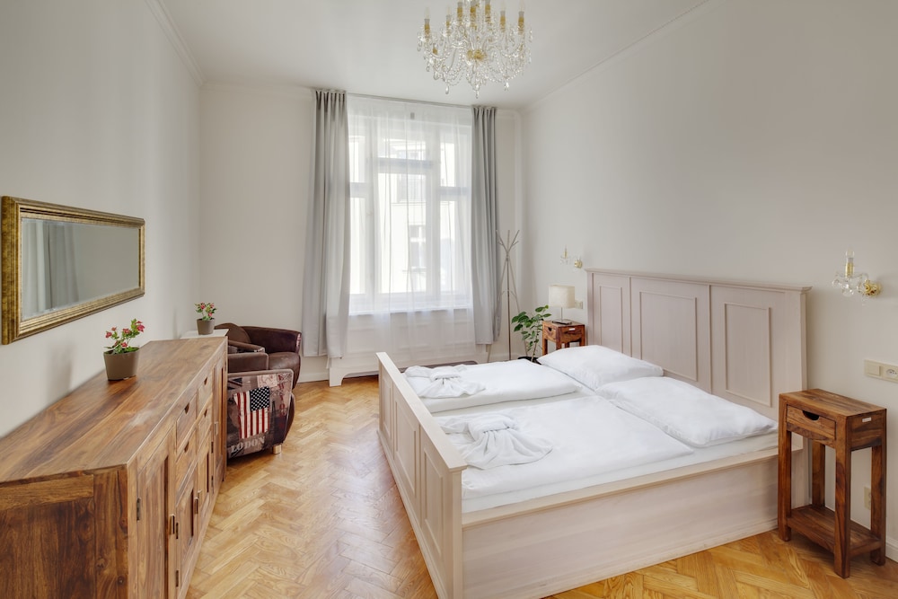 1 BEDROOM, TRIPLE, KITCHENETTE