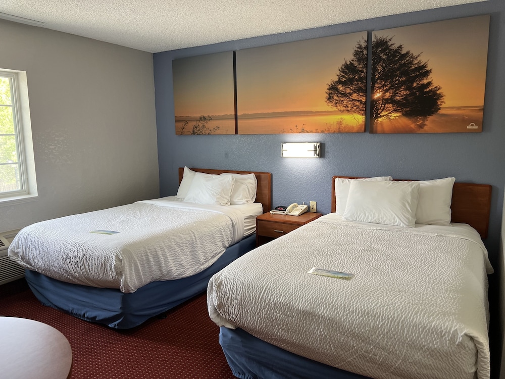 Days Inn & Suites by Wyndham Green Bay WI. 16/38