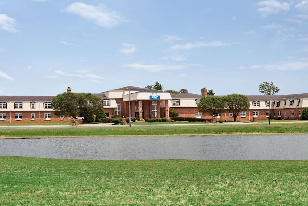Days Inn & Suites by Wyndham Sikeston 45/51