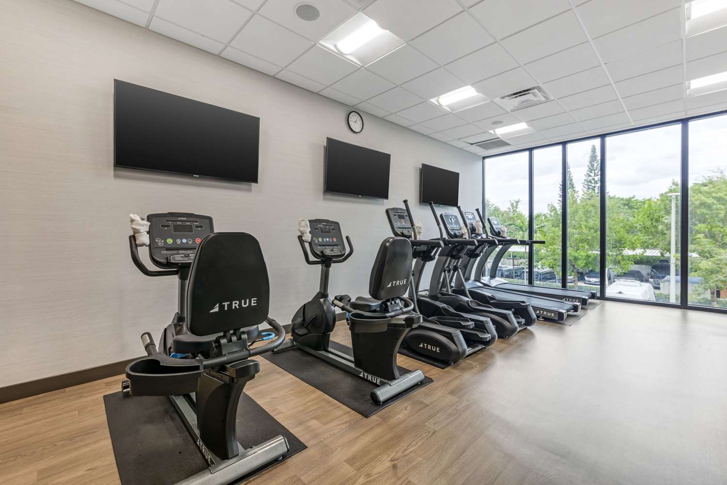 Comfort Inn & Suites Miami International Airport 24/26