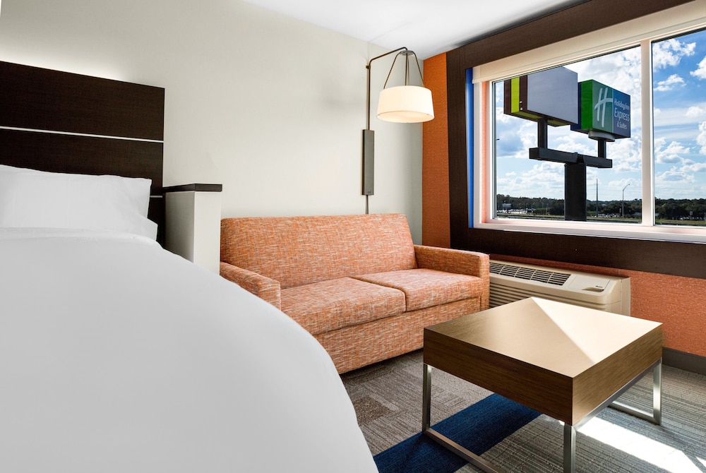 Holiday Inn Express Suites Sanford 33/54