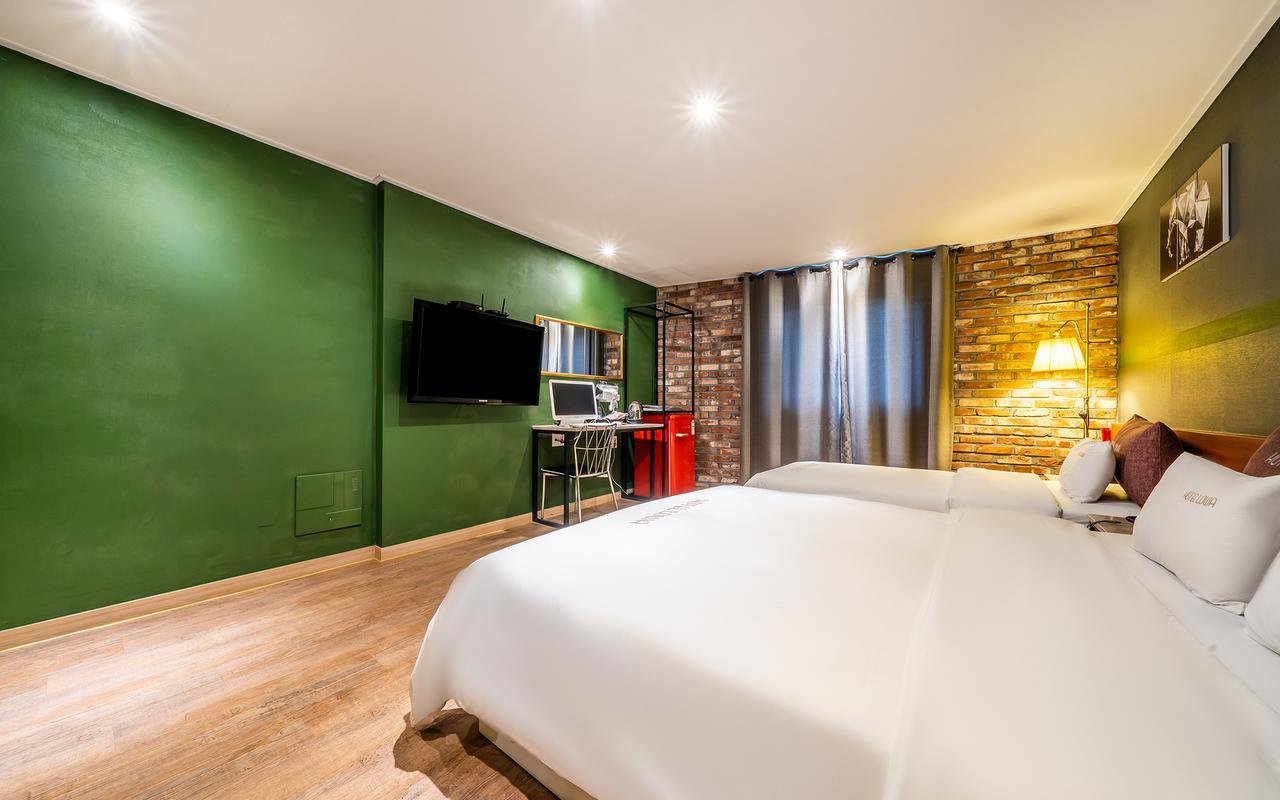 Room, Single, 1 Queen and 1 Single Bed