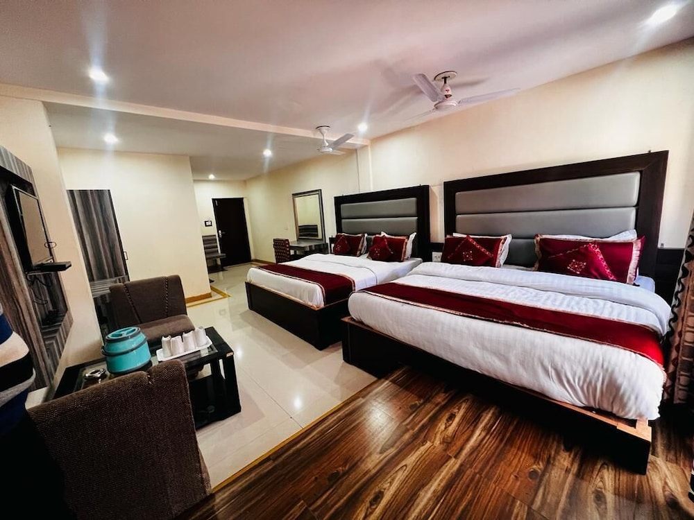 ROOM, 4 BEDS