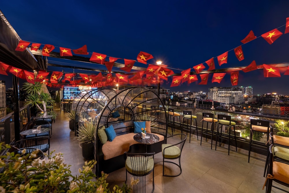 Le Premier Hotel & Rooftop Bar 44/50