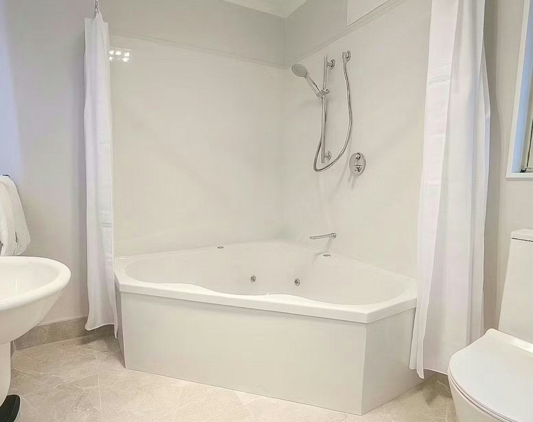 Deluxe, Studio, Bathtub