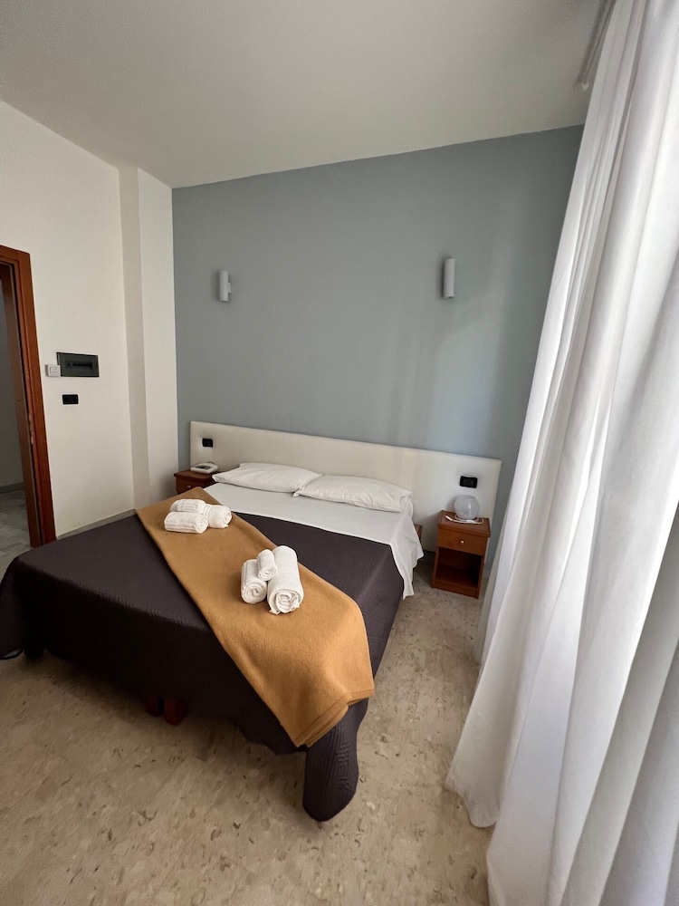 DELUXE, DOUBLE BED