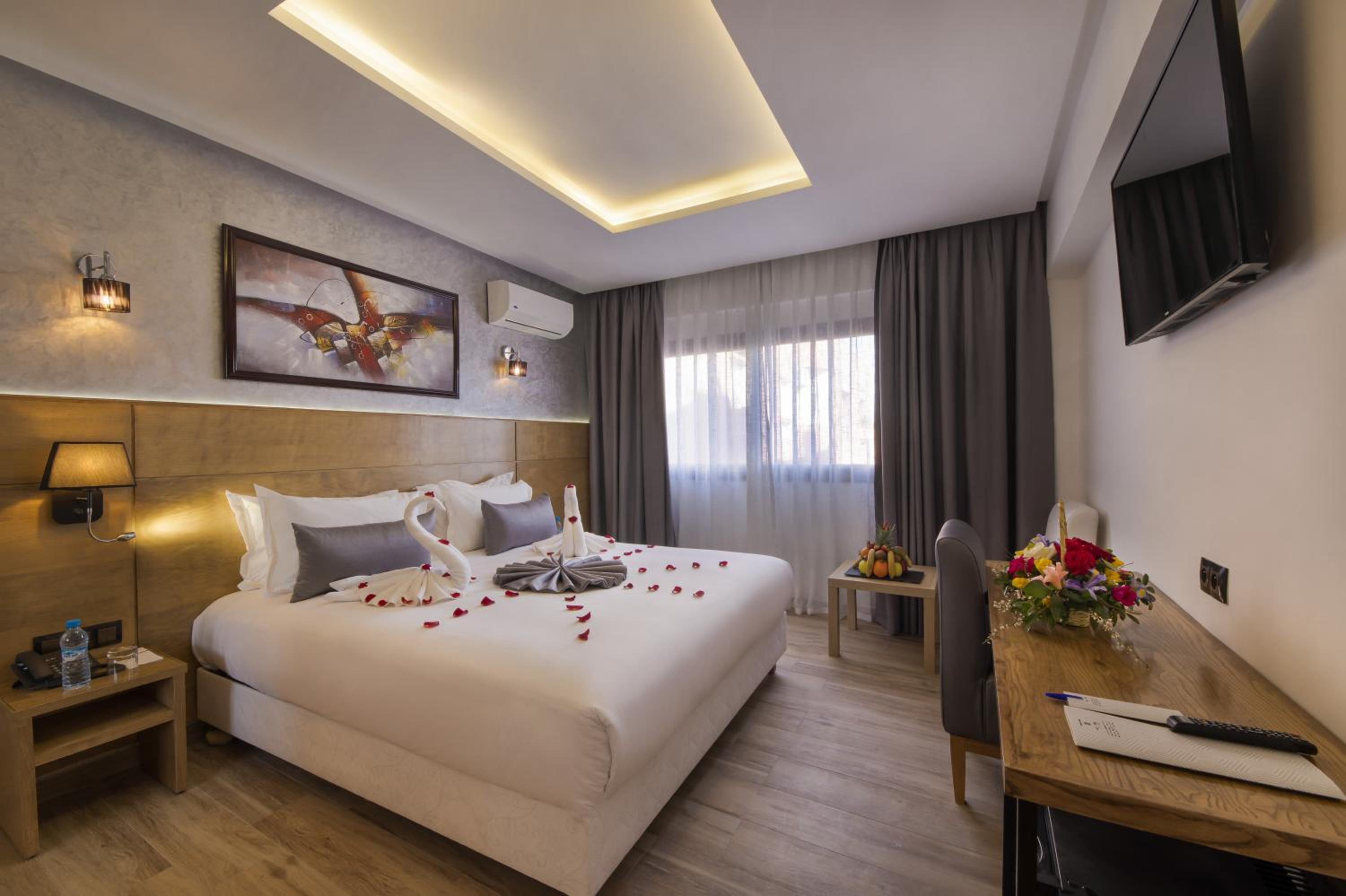 ROOM, DOUBLE BED