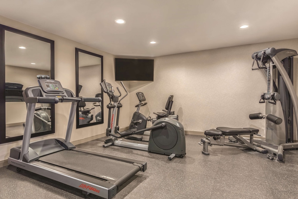 Country Inn & Suites by Radisson, Erie, PA 18/42