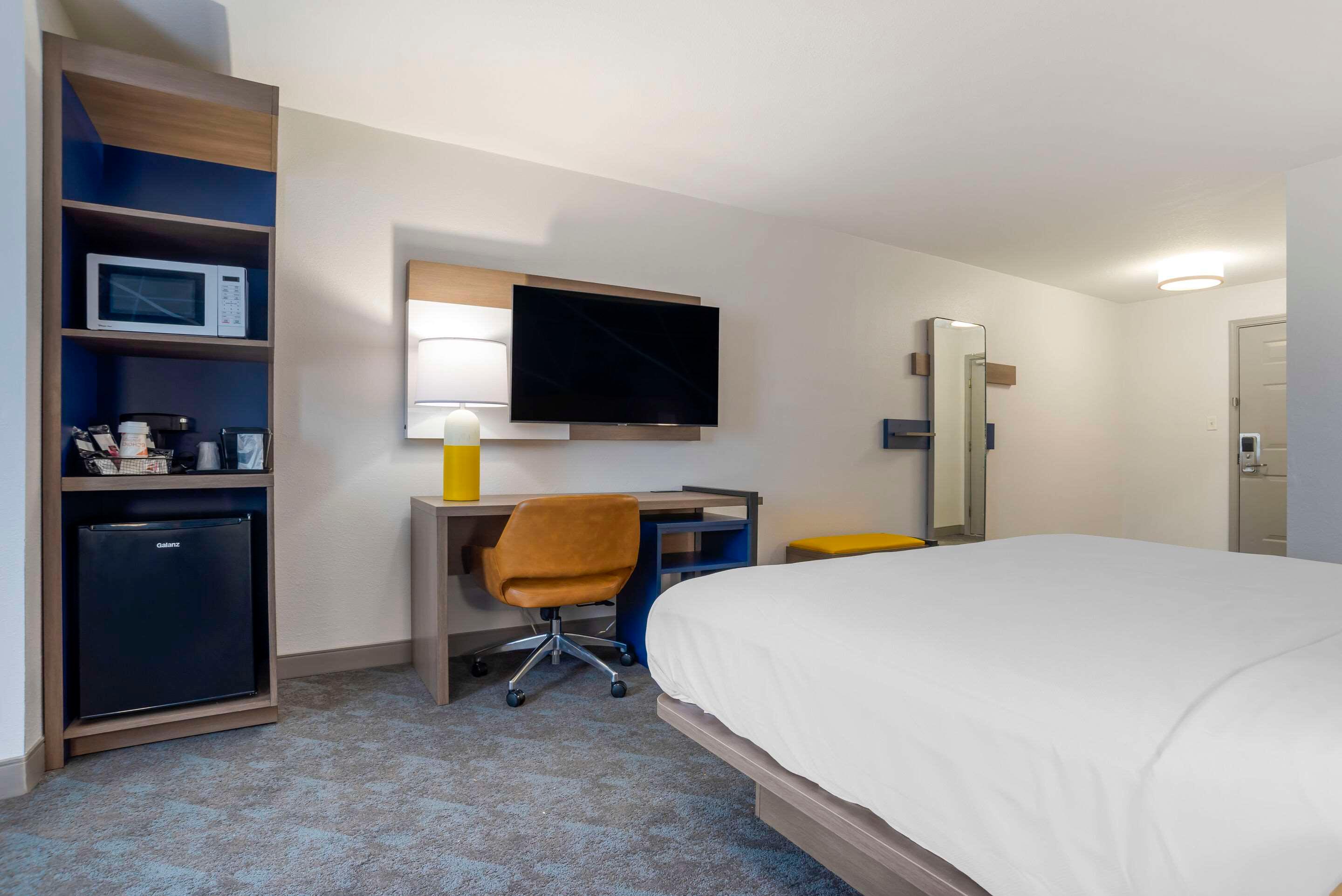 ROOM, KING BED