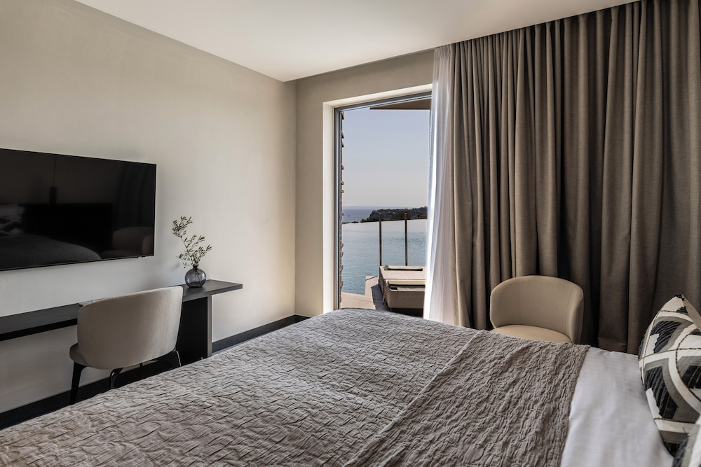 SUITE SUPERIOR PARTIAL SEA VIEW SWIM UP