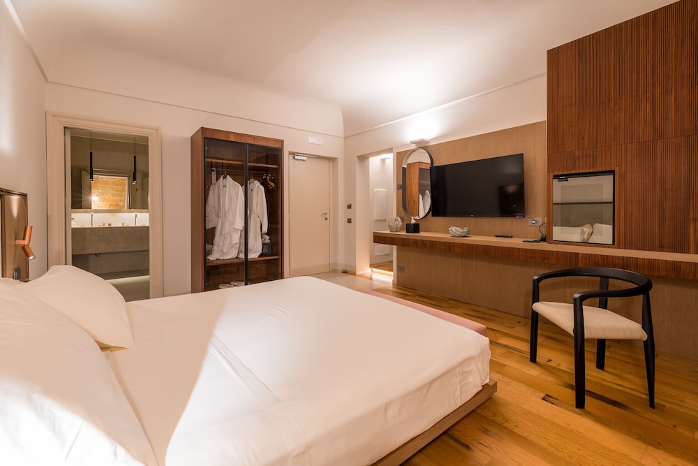 Deluxe, Suite, King Bed, Courtyard View, Sauna