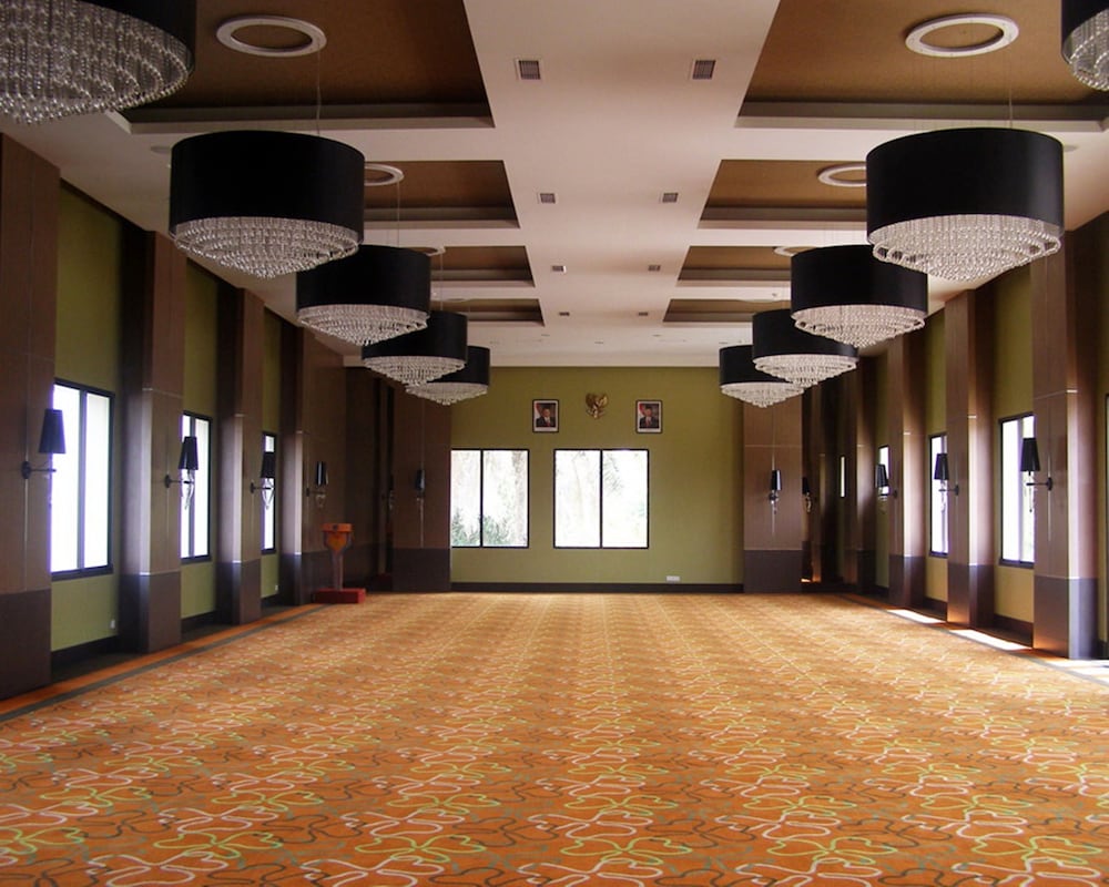 The Oxalis Regency Hotel Magelang 35/46