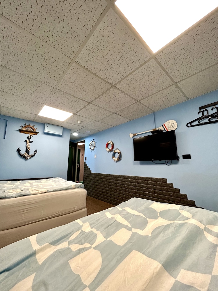 Ximen Triple Tiger Hostel 42/50